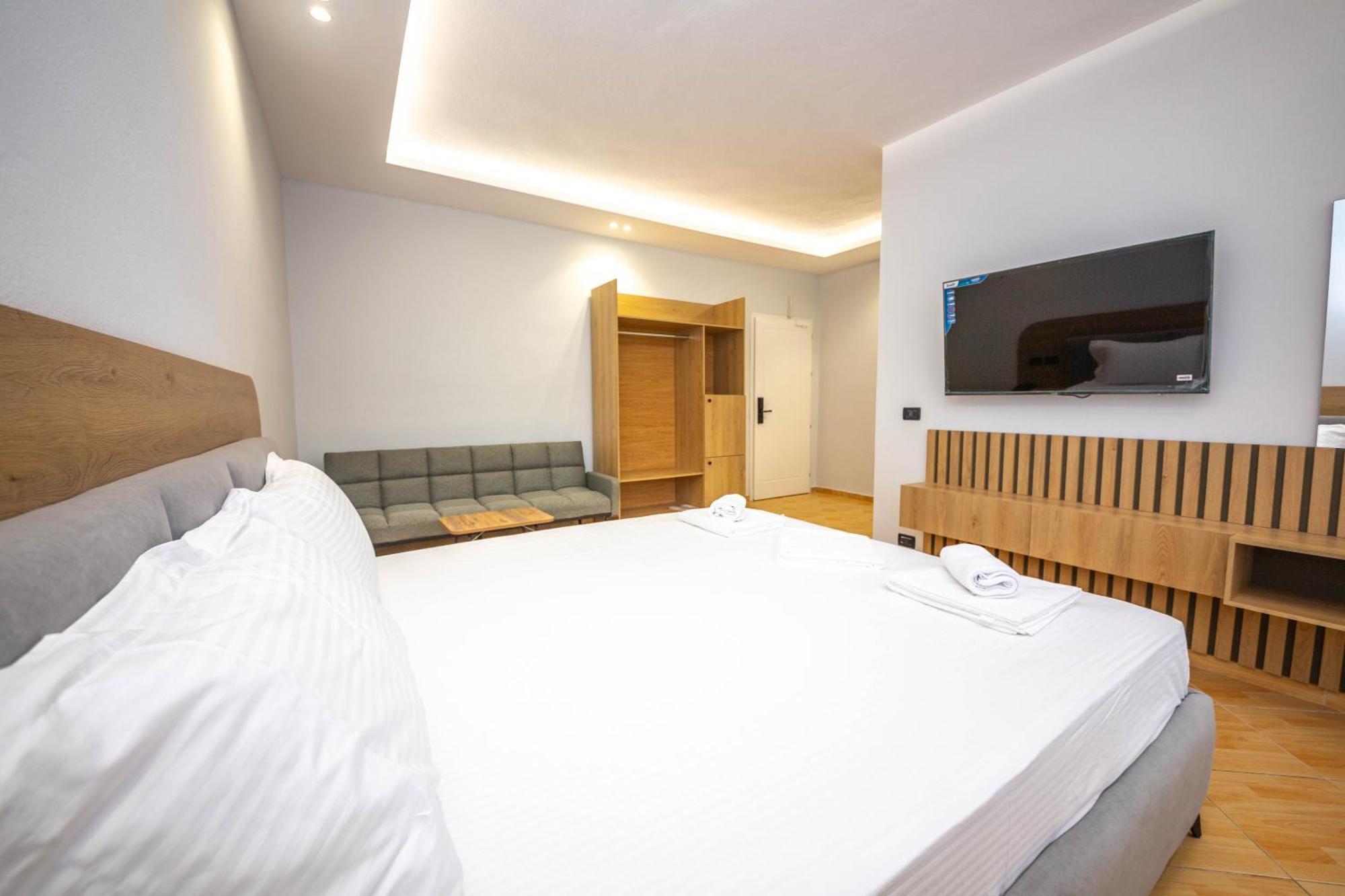 Hotel Sea Breeze Sarandë Buitenkant foto