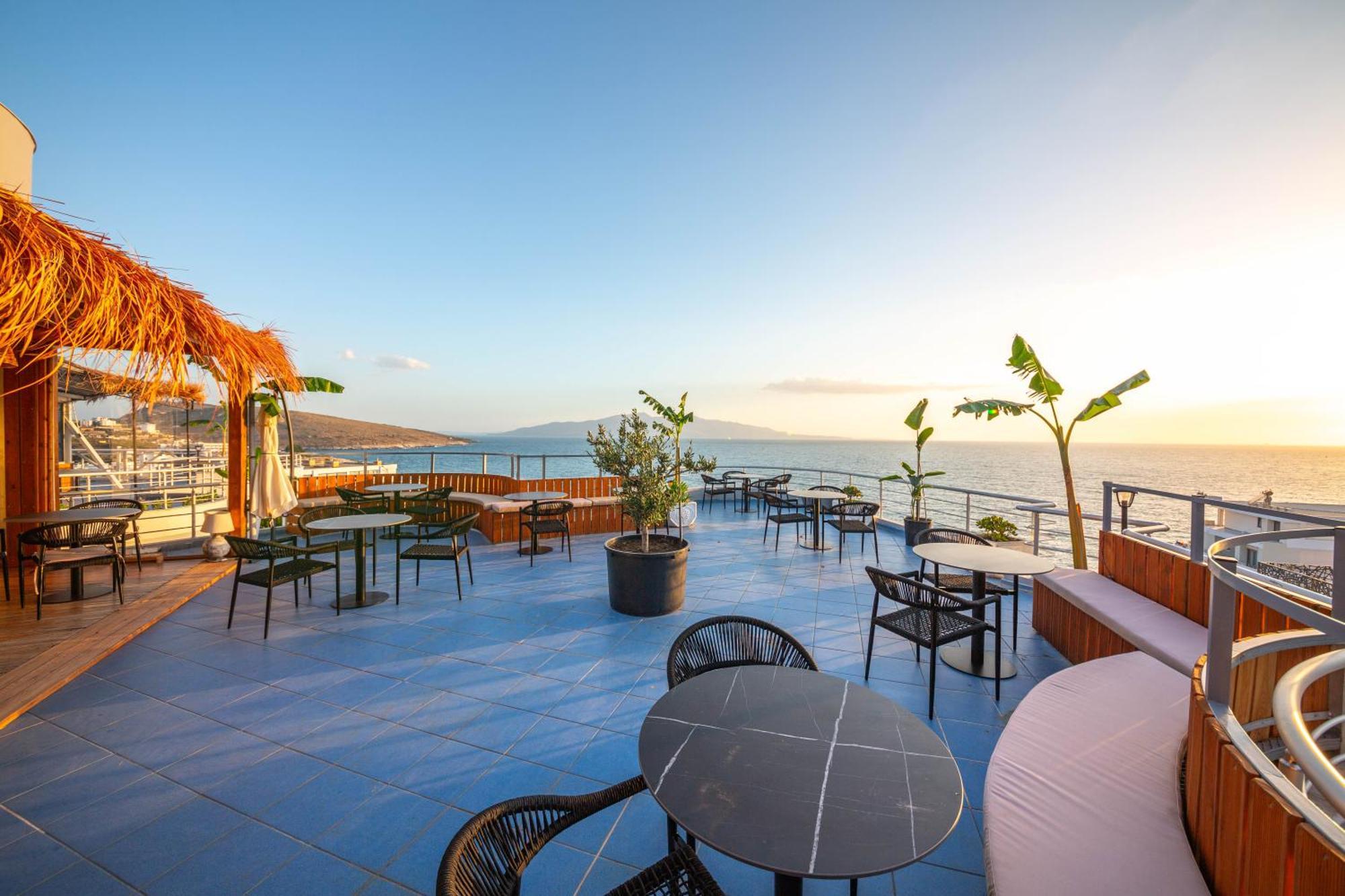 Hotel Sea Breeze Sarandë Buitenkant foto