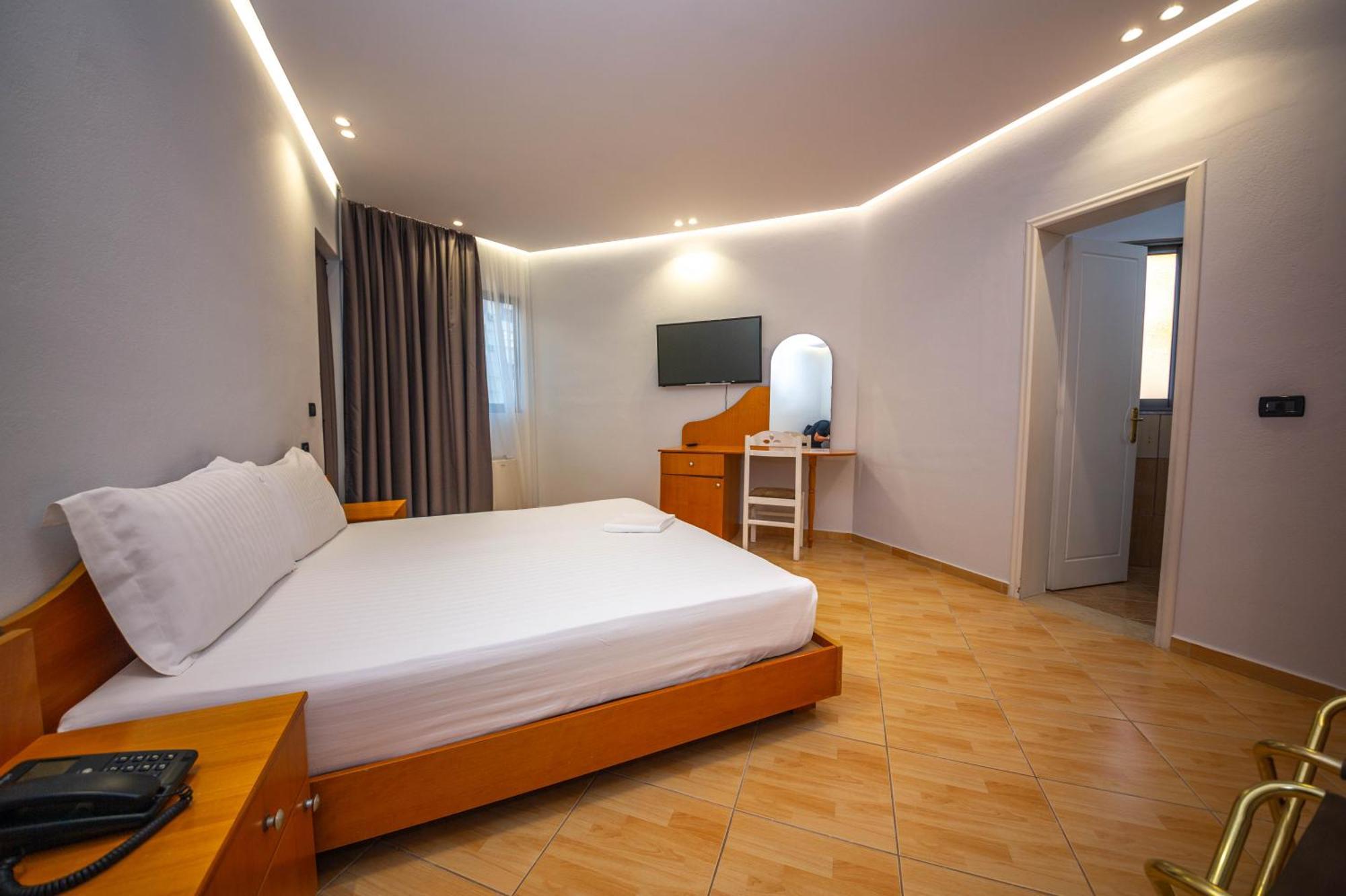 Hotel Sea Breeze Sarandë Buitenkant foto