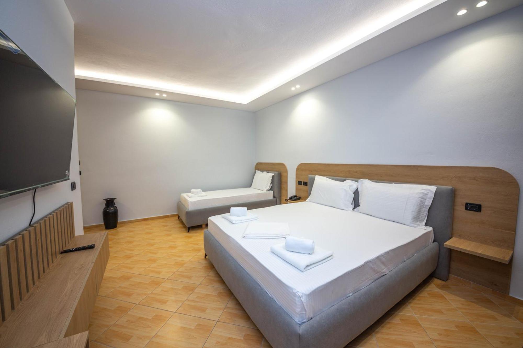 Hotel Sea Breeze Sarandë Buitenkant foto