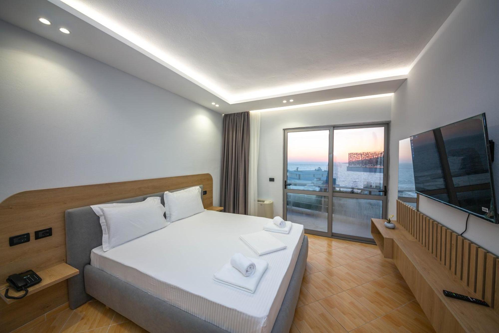 Hotel Sea Breeze Sarandë Buitenkant foto