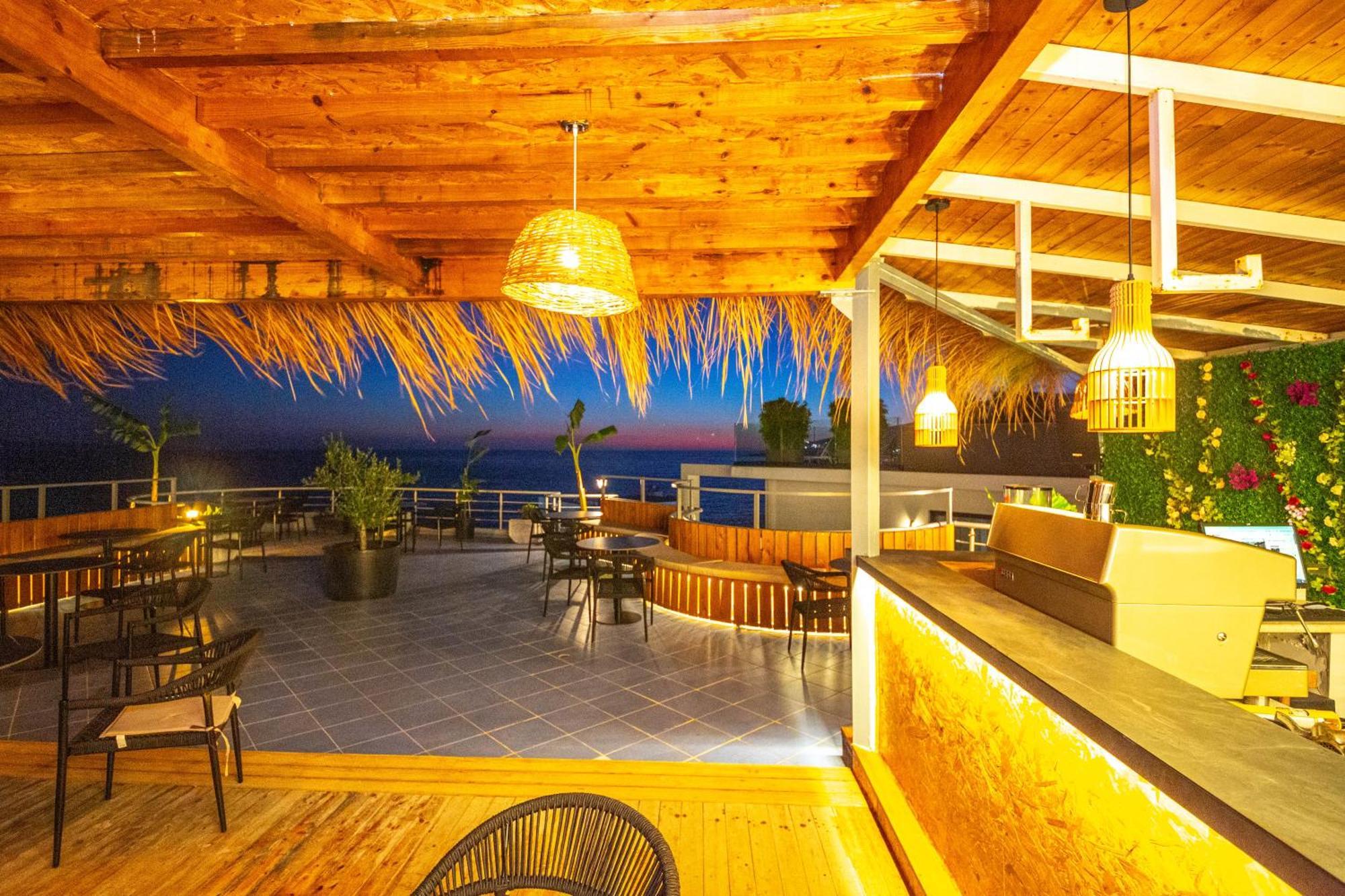 Hotel Sea Breeze Sarandë Buitenkant foto