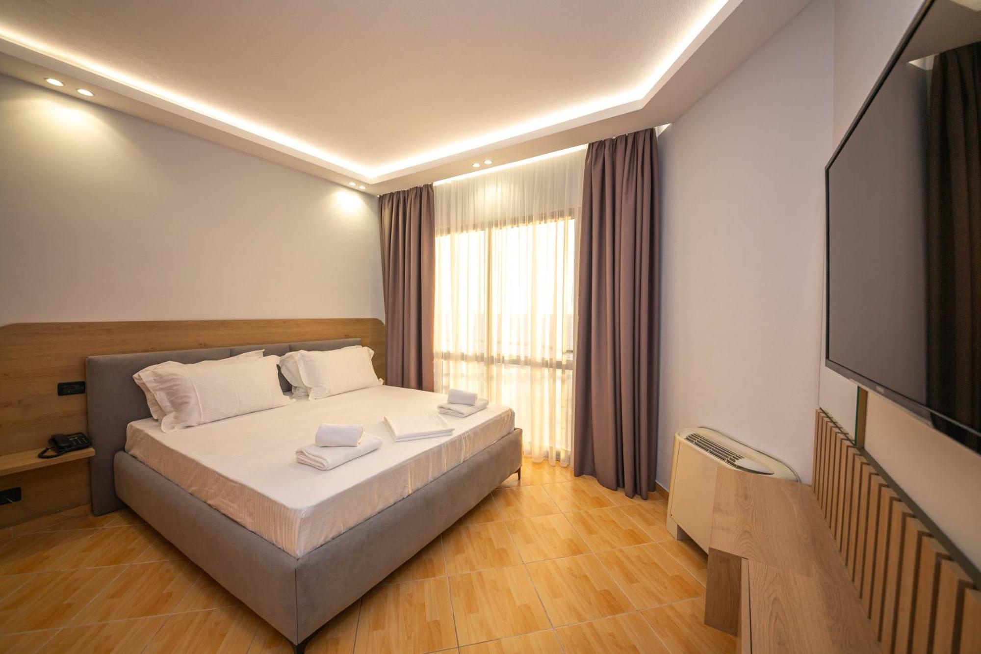 Hotel Sea Breeze Sarandë Buitenkant foto