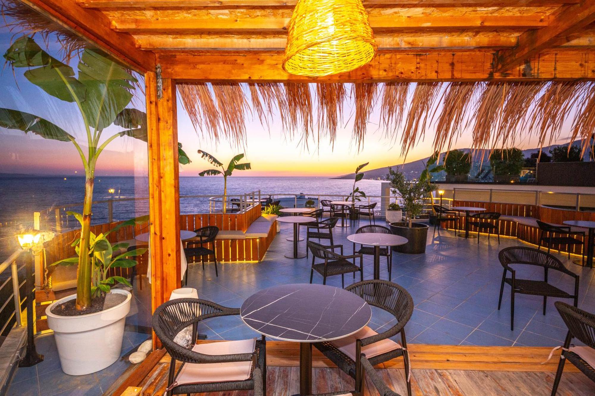 Hotel Sea Breeze Sarandë Buitenkant foto