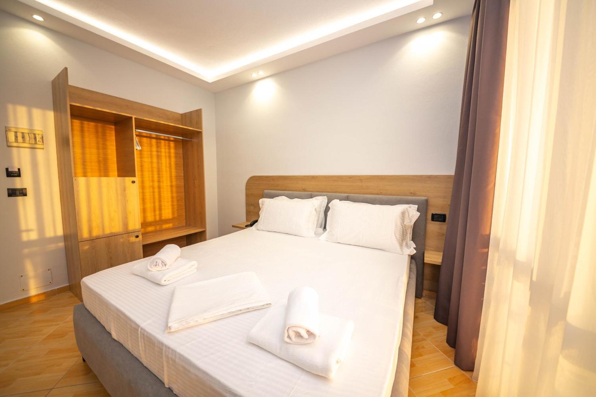Hotel Sea Breeze Sarandë Buitenkant foto