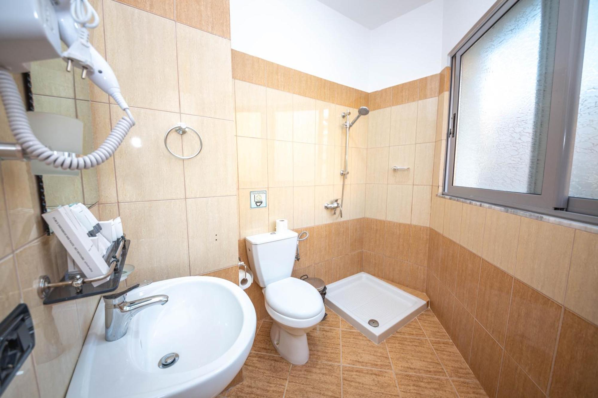 Hotel Sea Breeze Sarandë Buitenkant foto