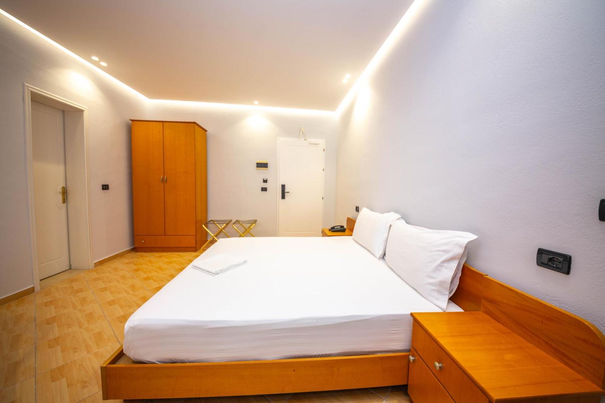 Hotel Sea Breeze Sarandë Buitenkant foto