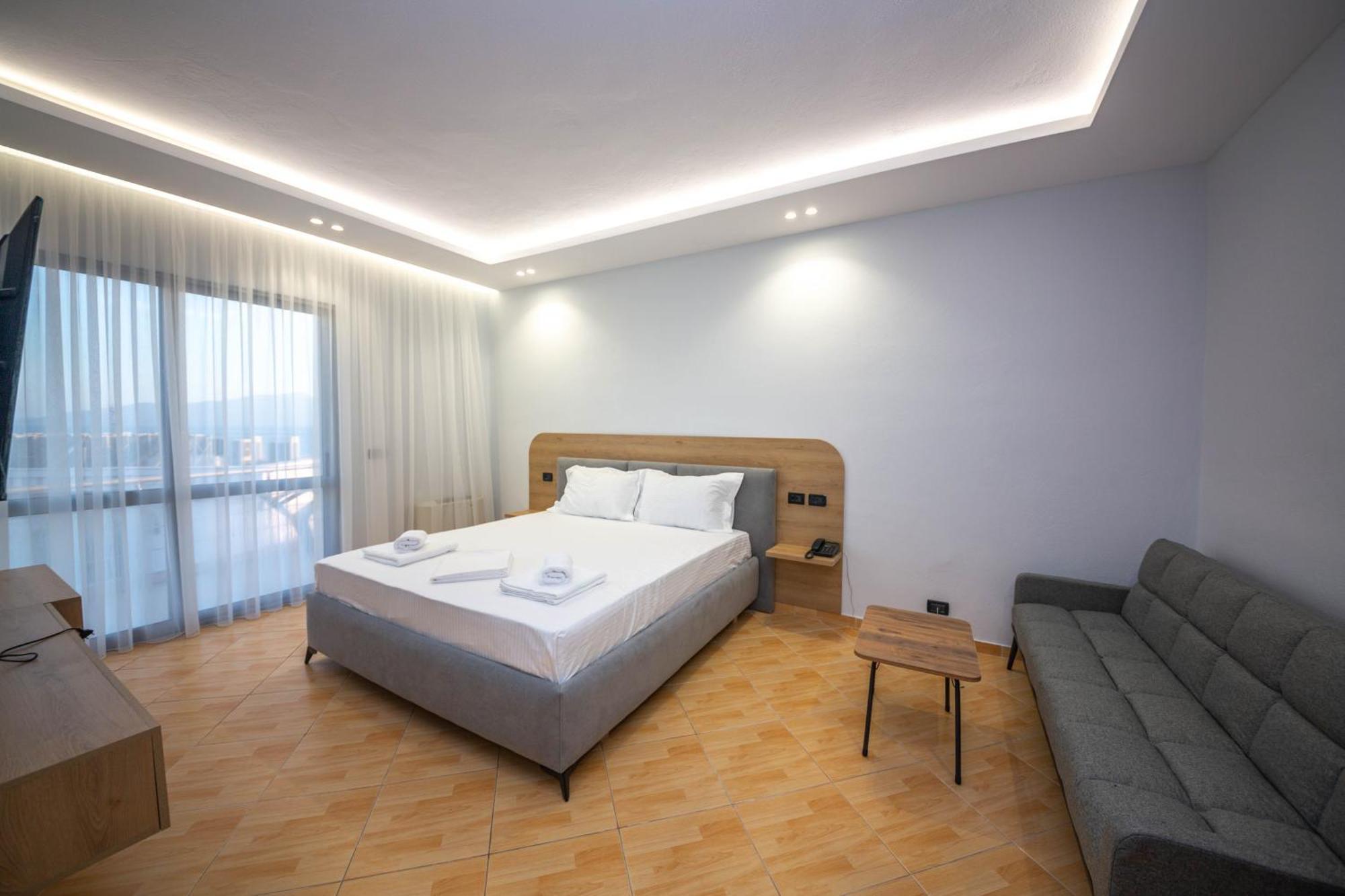 Hotel Sea Breeze Sarandë Buitenkant foto