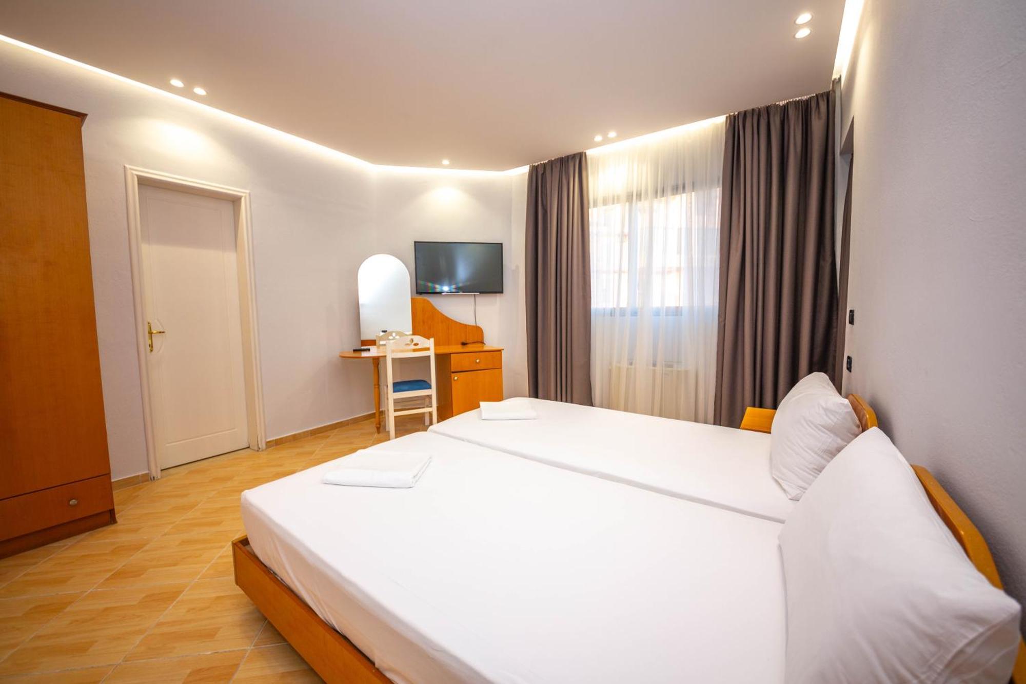 Hotel Sea Breeze Sarandë Buitenkant foto