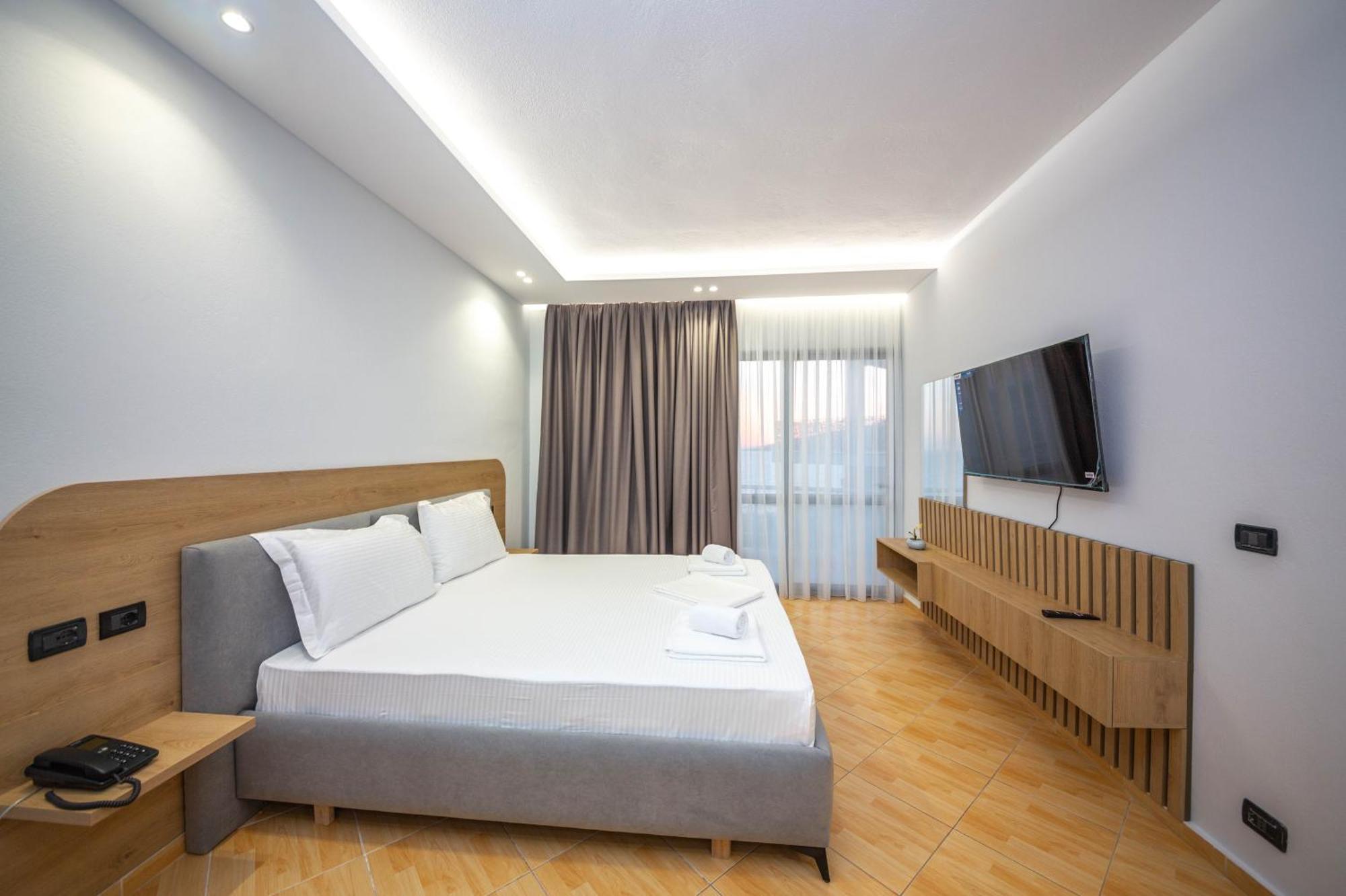 Hotel Sea Breeze Sarandë Buitenkant foto