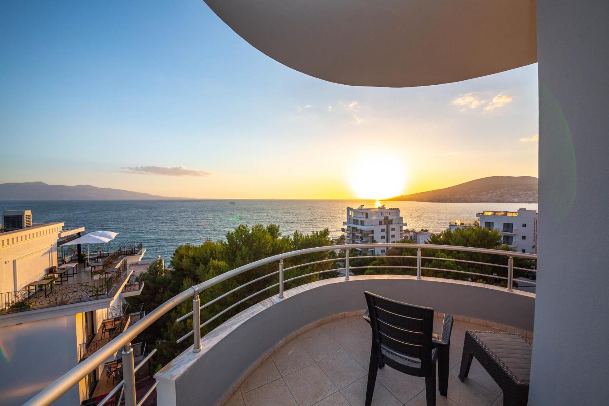 Hotel Sea Breeze Sarandë Buitenkant foto