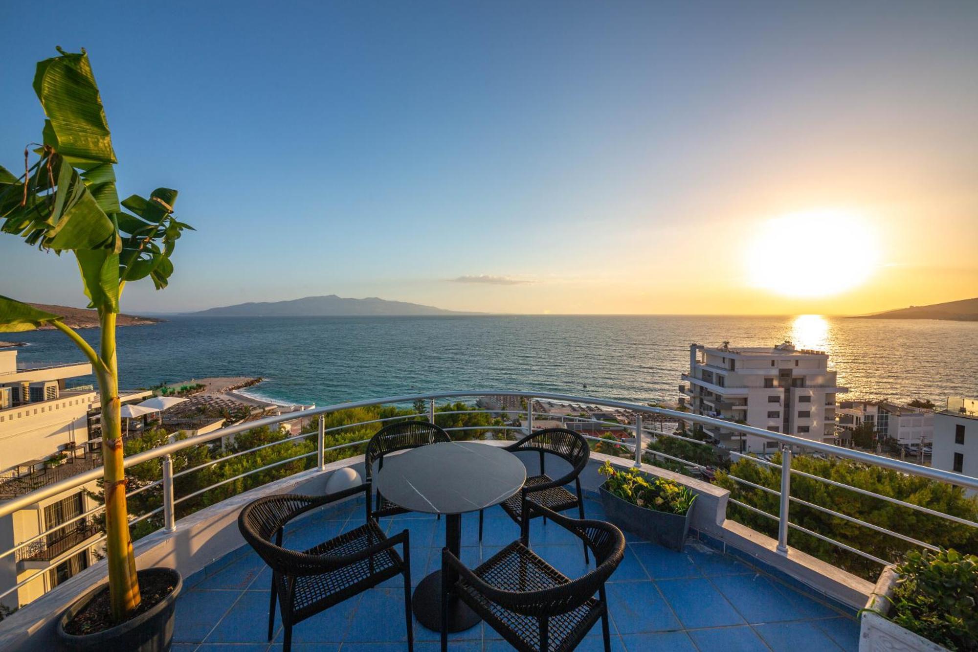 Hotel Sea Breeze Sarandë Buitenkant foto