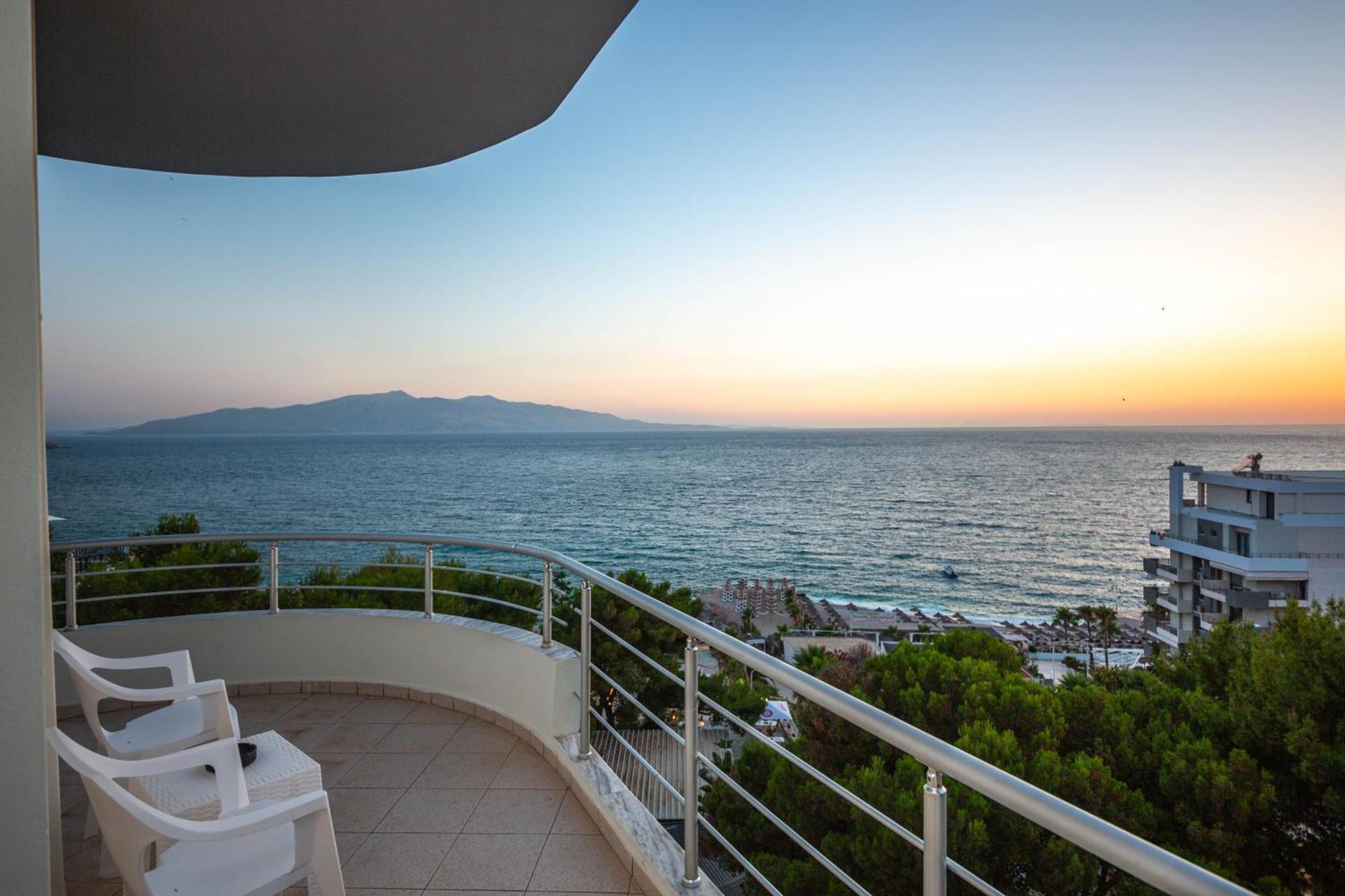 Hotel Sea Breeze Sarandë Buitenkant foto