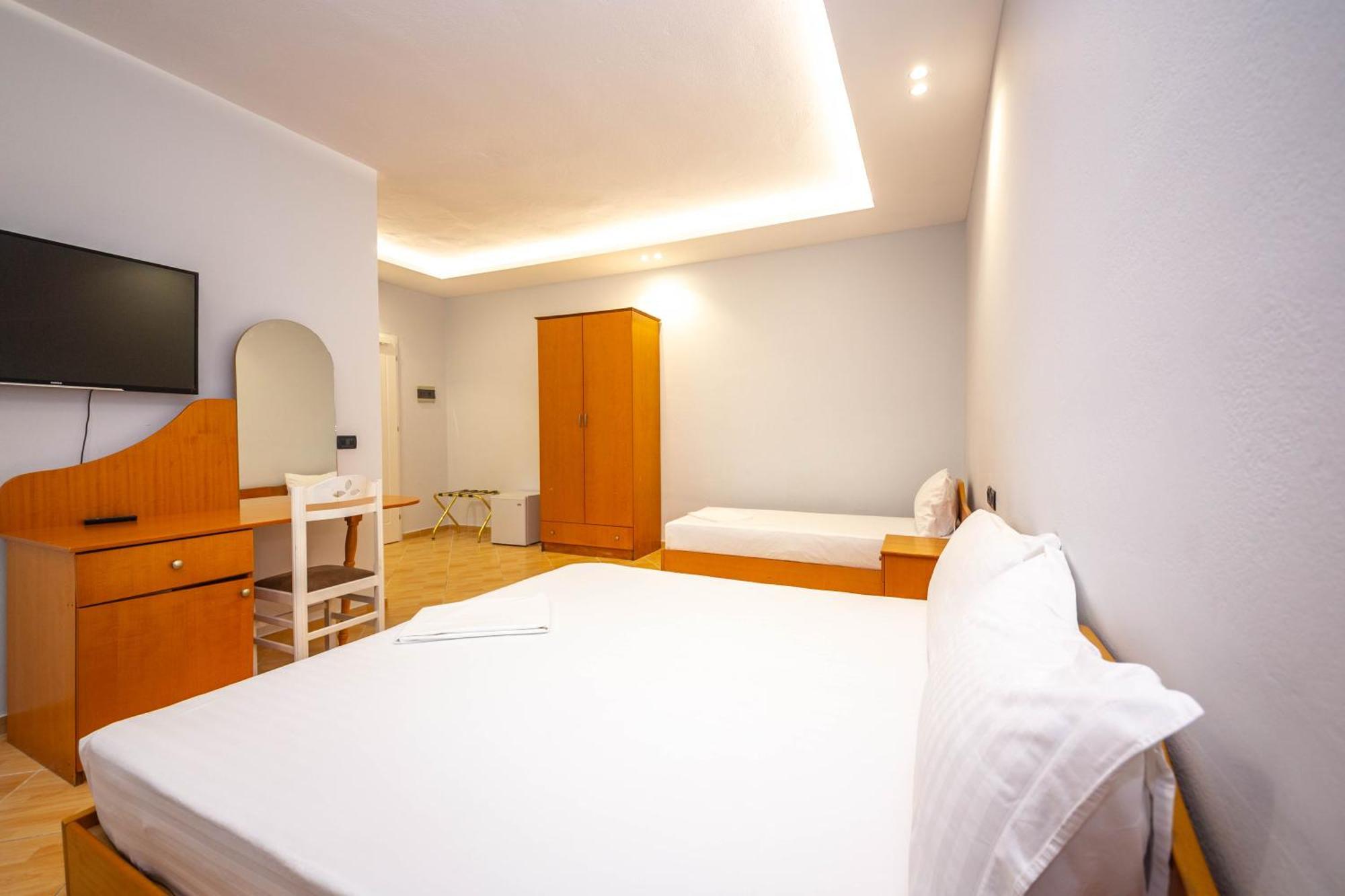 Hotel Sea Breeze Sarandë Buitenkant foto