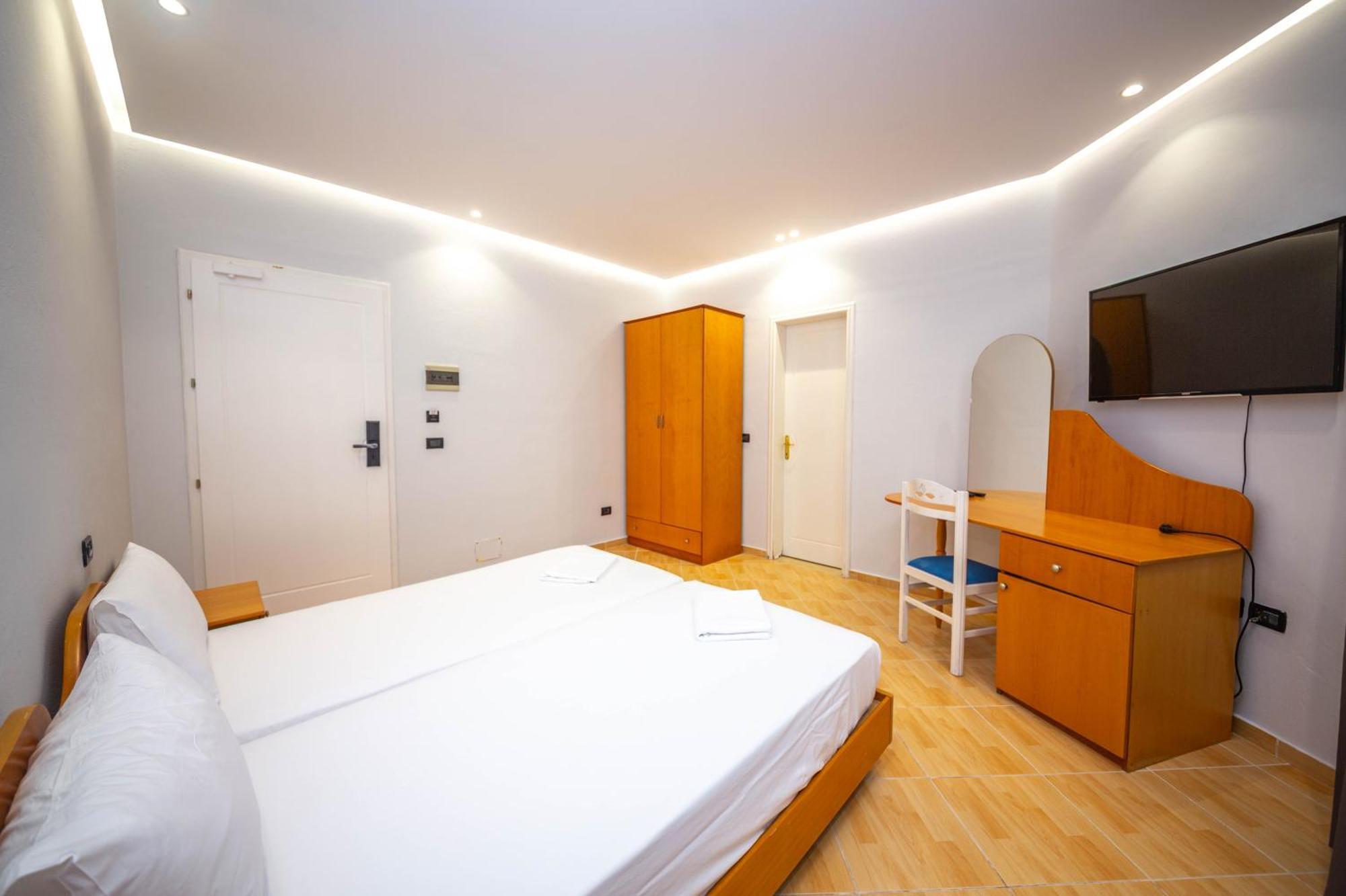 Hotel Sea Breeze Sarandë Buitenkant foto