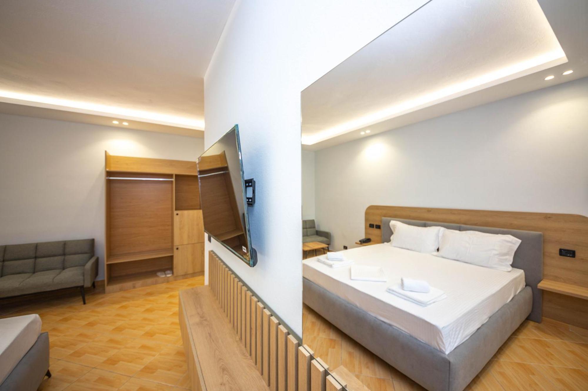 Hotel Sea Breeze Sarandë Buitenkant foto